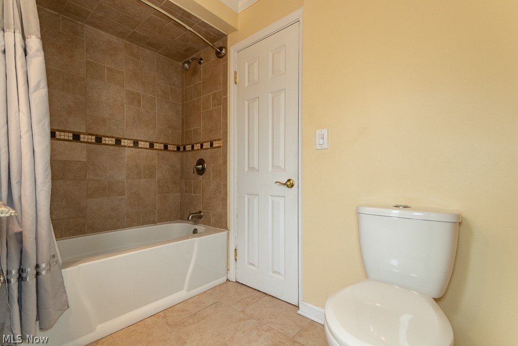 2219 Fenwick Road Cleveland, OH 44118 - Photo 24 of 32 Another view of the full bath on second floor.