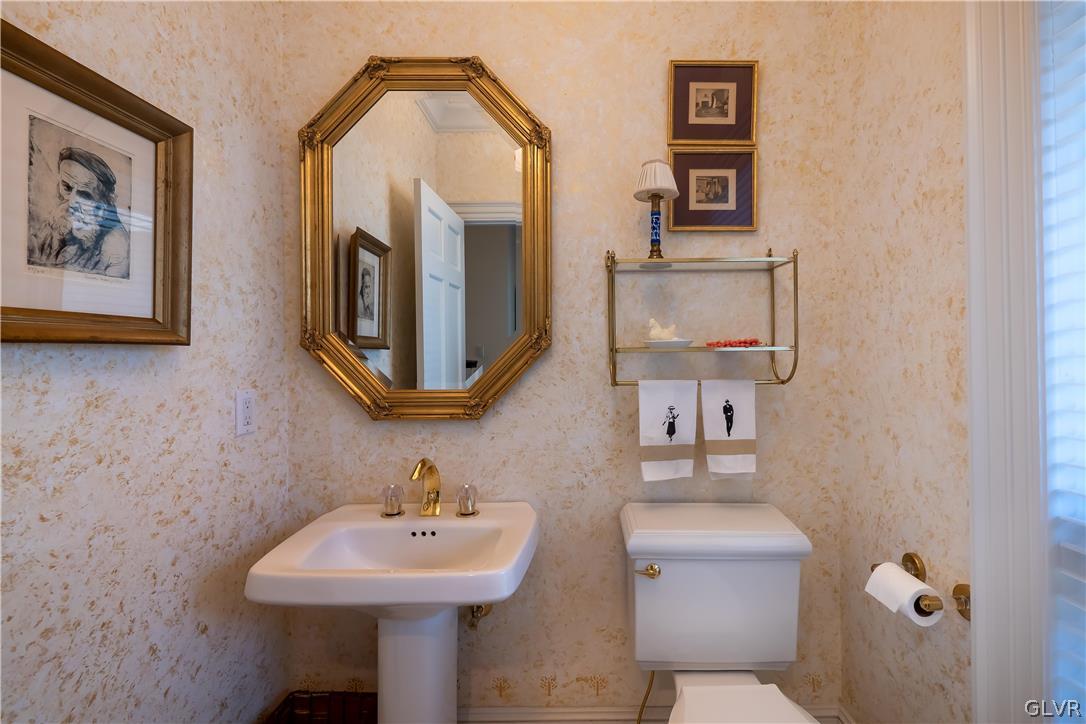 1556 Saucon Valley Road Bethlehem, PA 18015 - Photo 28 of 39 Powder room