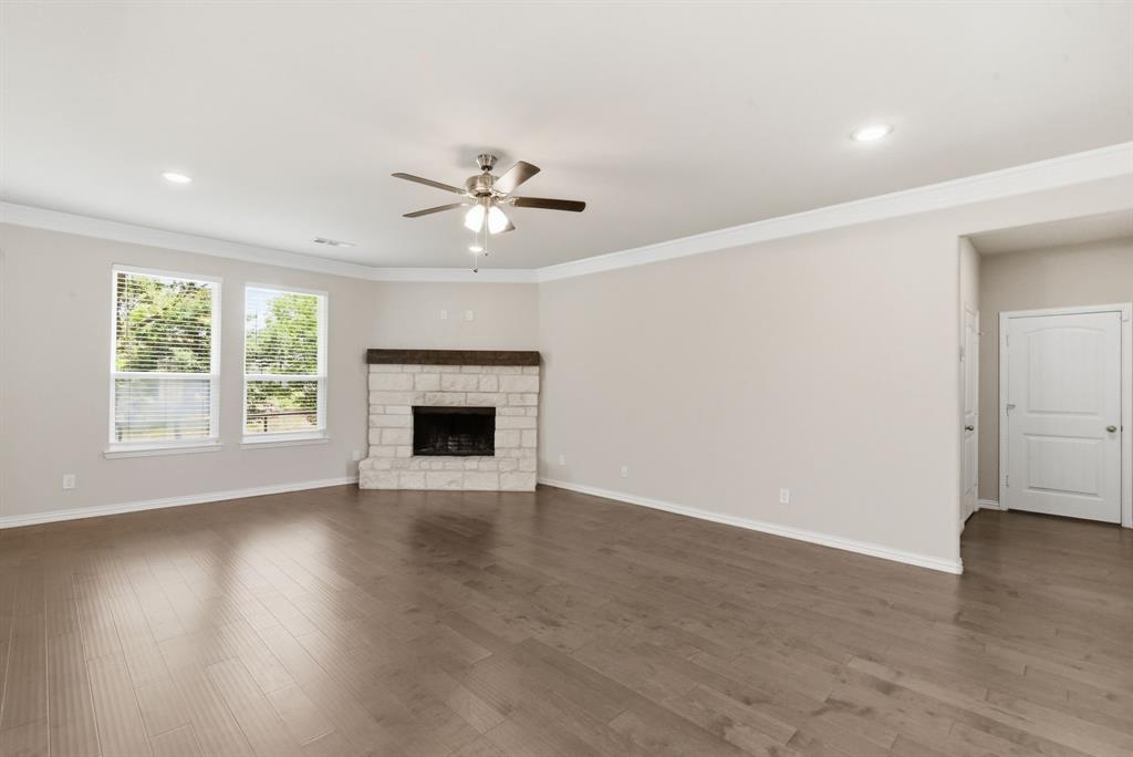 113 Cooper Court Springtown, TX 76082 - Photo 5 of 40