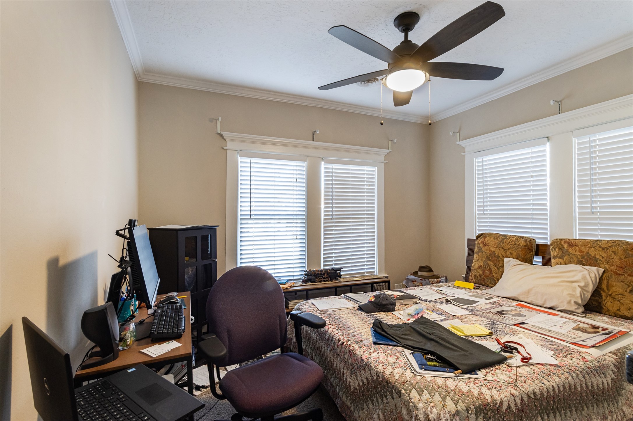 606 Enid Street, Unit 3 Houston, TX 77009 - Photo 11 of 42 a bedroom with a bed and a desk