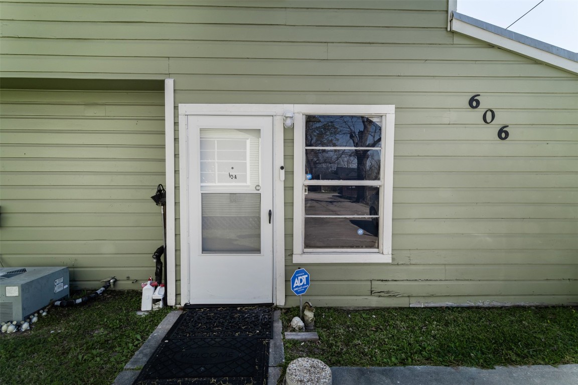 606 Enid Street, Unit 3 Houston, TX 77009 - Photo 16 of 42 a front view of a house with a yard