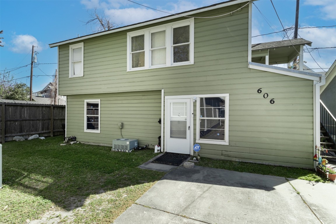 606 Enid Street, Unit 3 Houston, TX 77009 - Photo 17 of 42 a front view of a house with a yard
