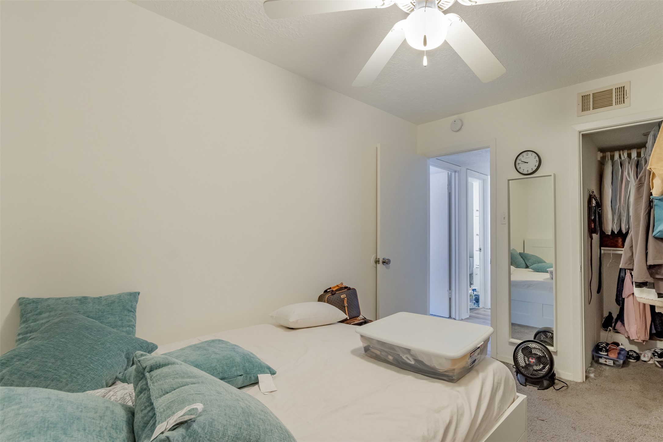 606 Enid Street, Unit 3 Houston, TX 77009 - Photo 19 of 42 a bedroom with a bed and a chandelier