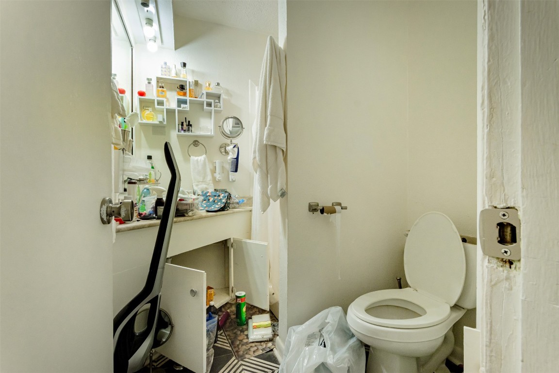 606 Enid Street, Unit 3 Houston, TX 77009 - Photo 20 of 42 a bathroom with a sink mirror and toilet