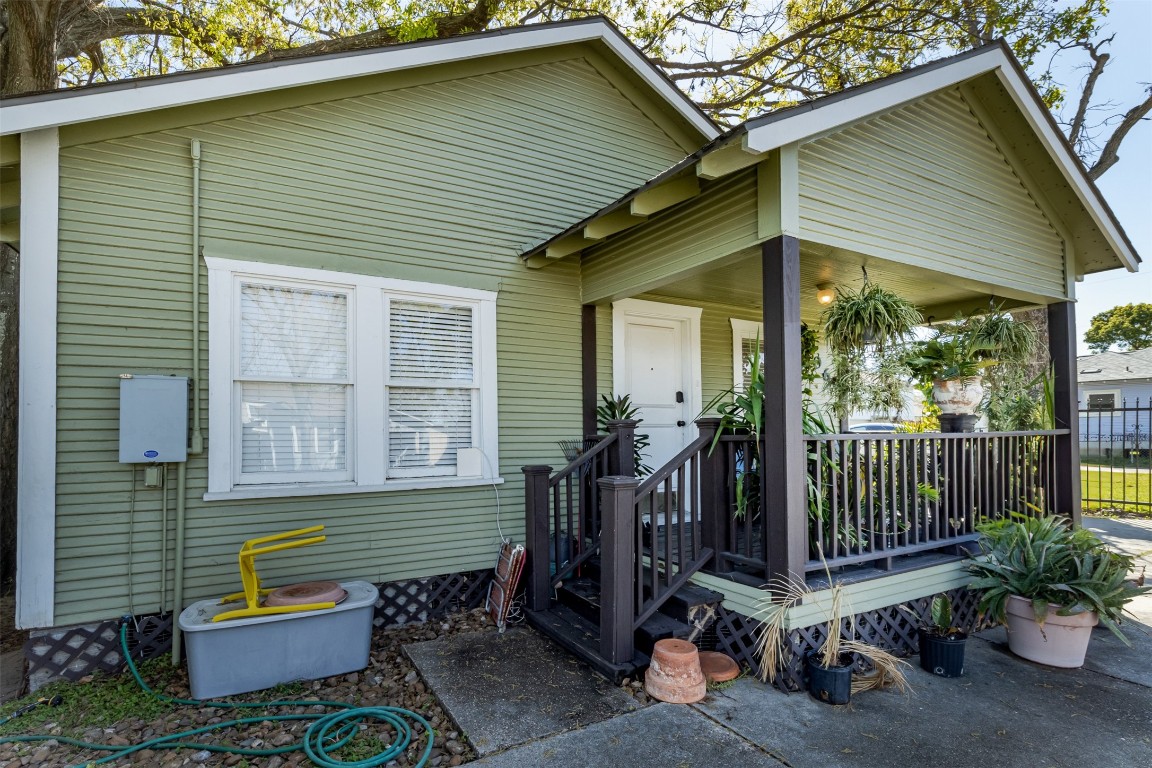 606 Enid Street, Unit 3 Houston, TX 77009 - Photo 2 of 42 a view of a chairs and table in the back yard of the house