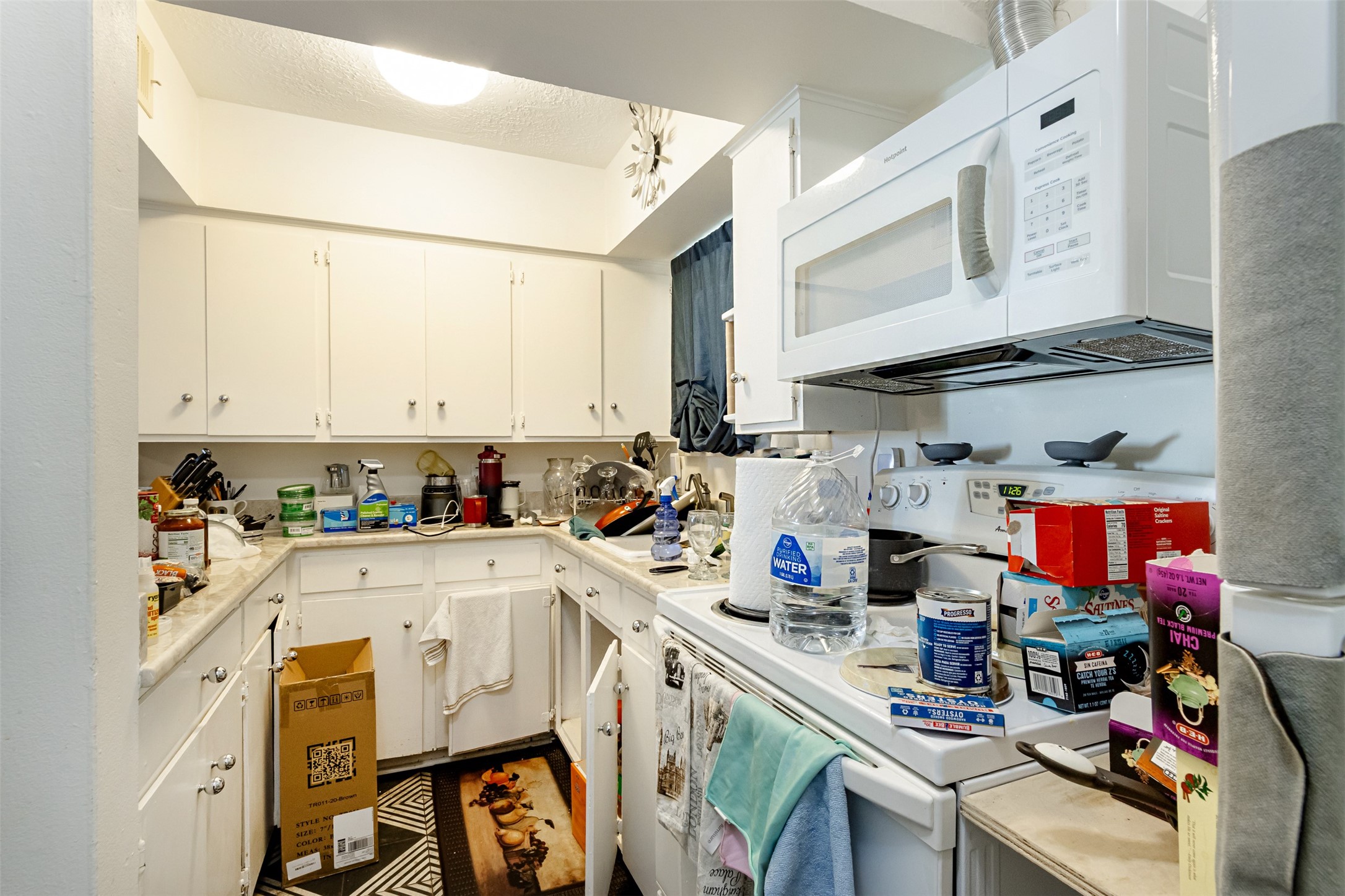 606 Enid Street, Unit 3 Houston, TX 77009 - Photo 22 of 42 a view of a kitchen with appliances and cabinets