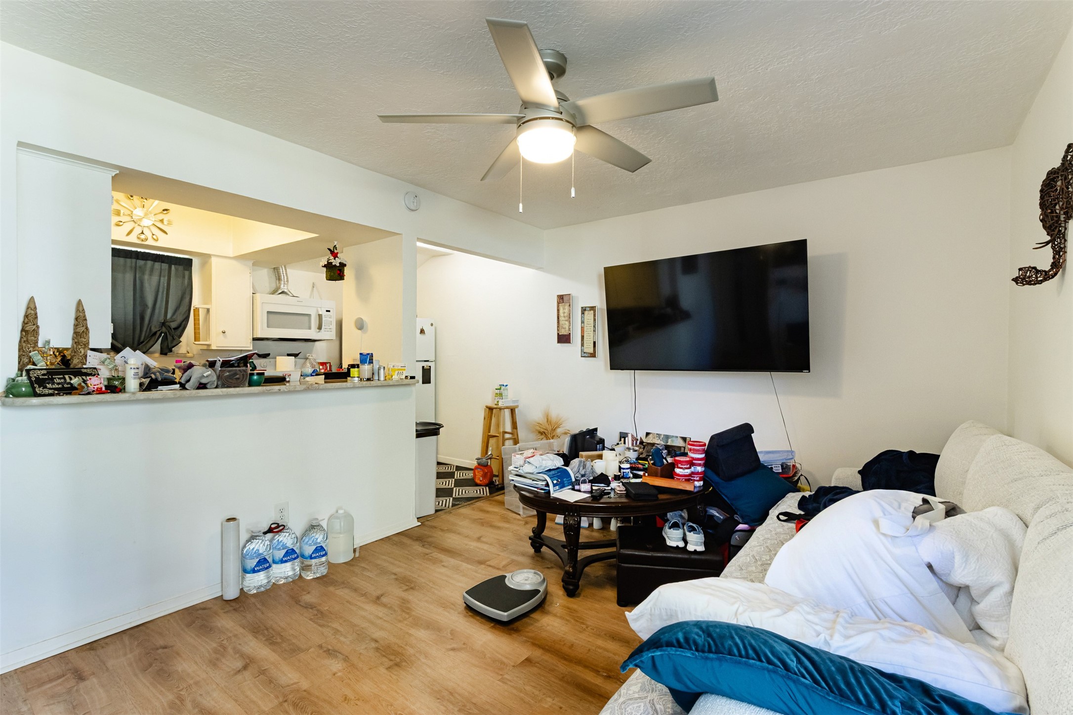 606 Enid Street, Unit 3 Houston, TX 77009 - Photo 24 of 42 a living room with furniture and a flat screen tv