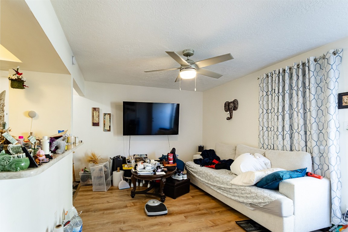606 Enid Street, Unit 3 Houston, TX 77009 - Photo 25 of 42 a living room with furniture and a flat screen tv