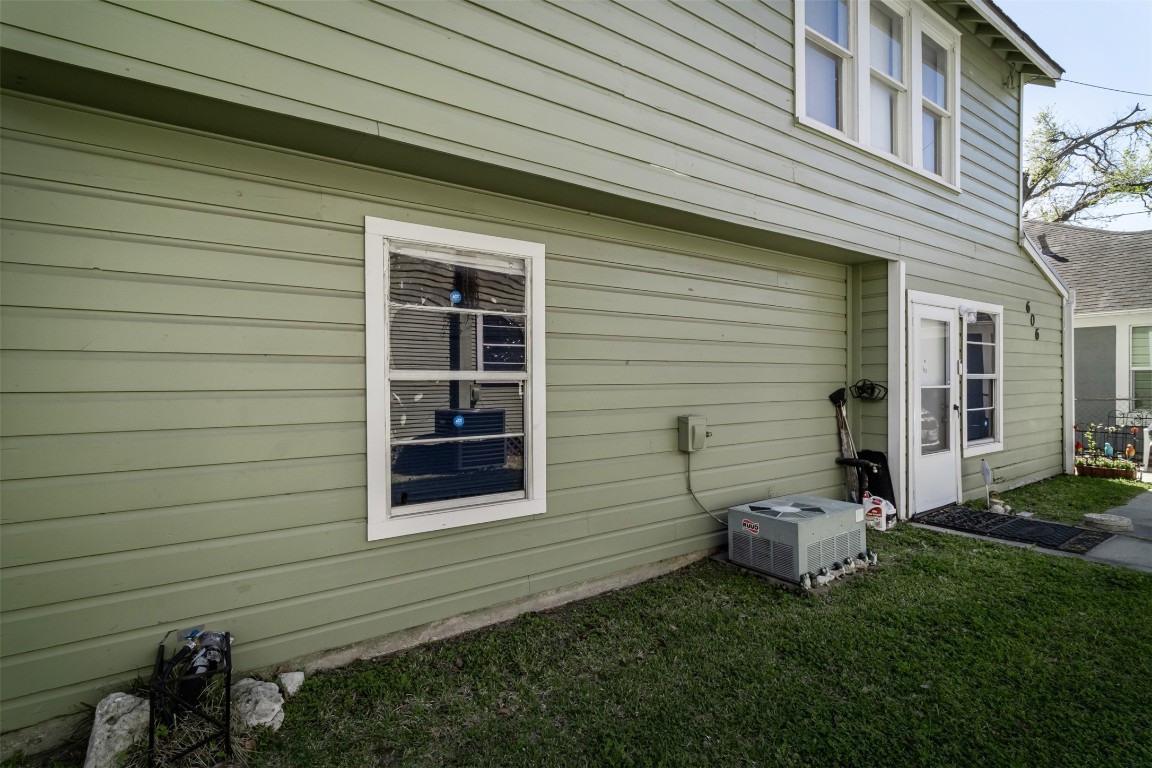 606 Enid Street, Unit 3 Houston, TX 77009 - Photo 28 of 42 a view of a back yard of the house