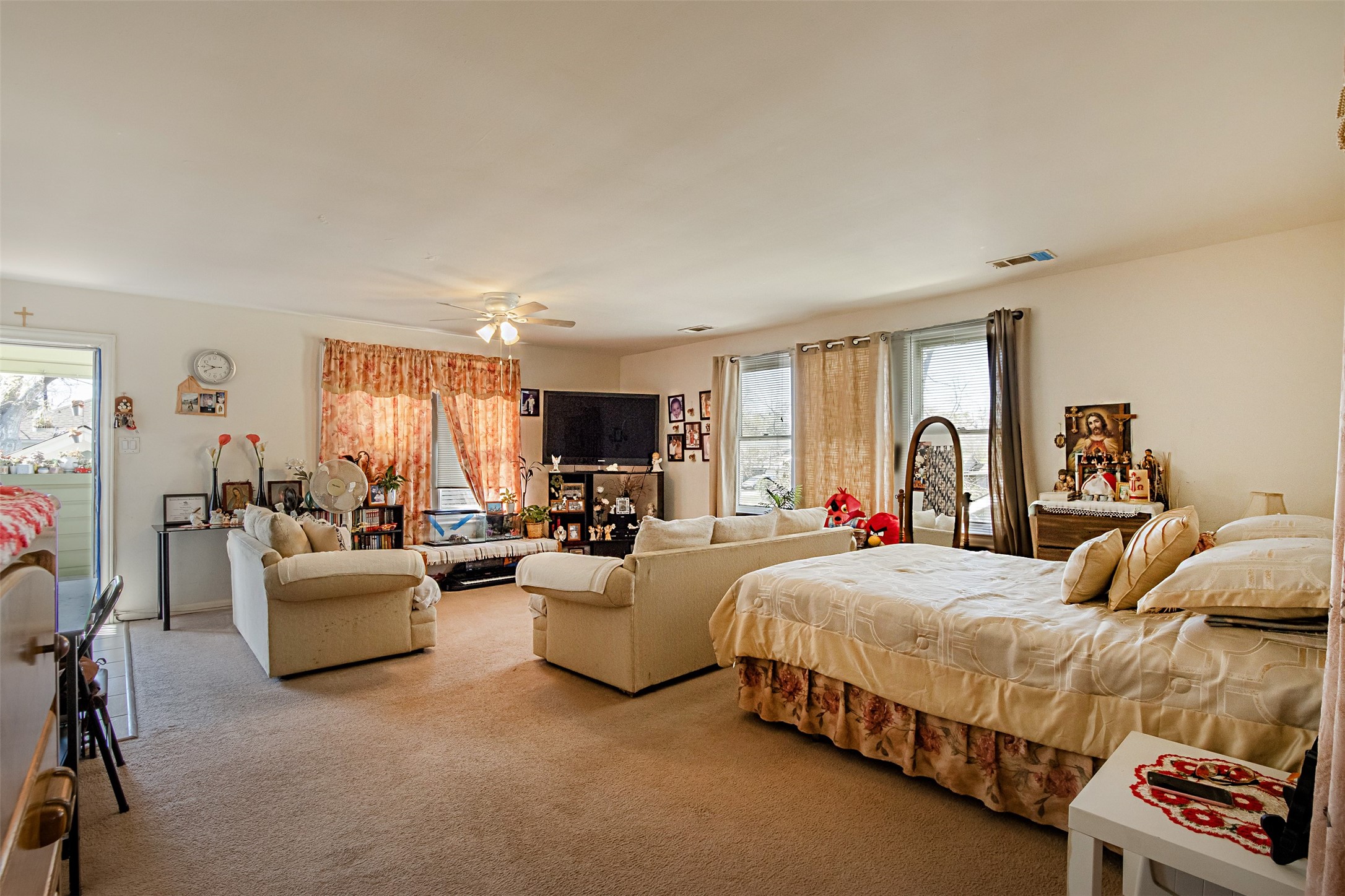 606 Enid Street, Unit 3 Houston, TX 77009 - Photo 32 of 42 a bedroom with a bed and a couch