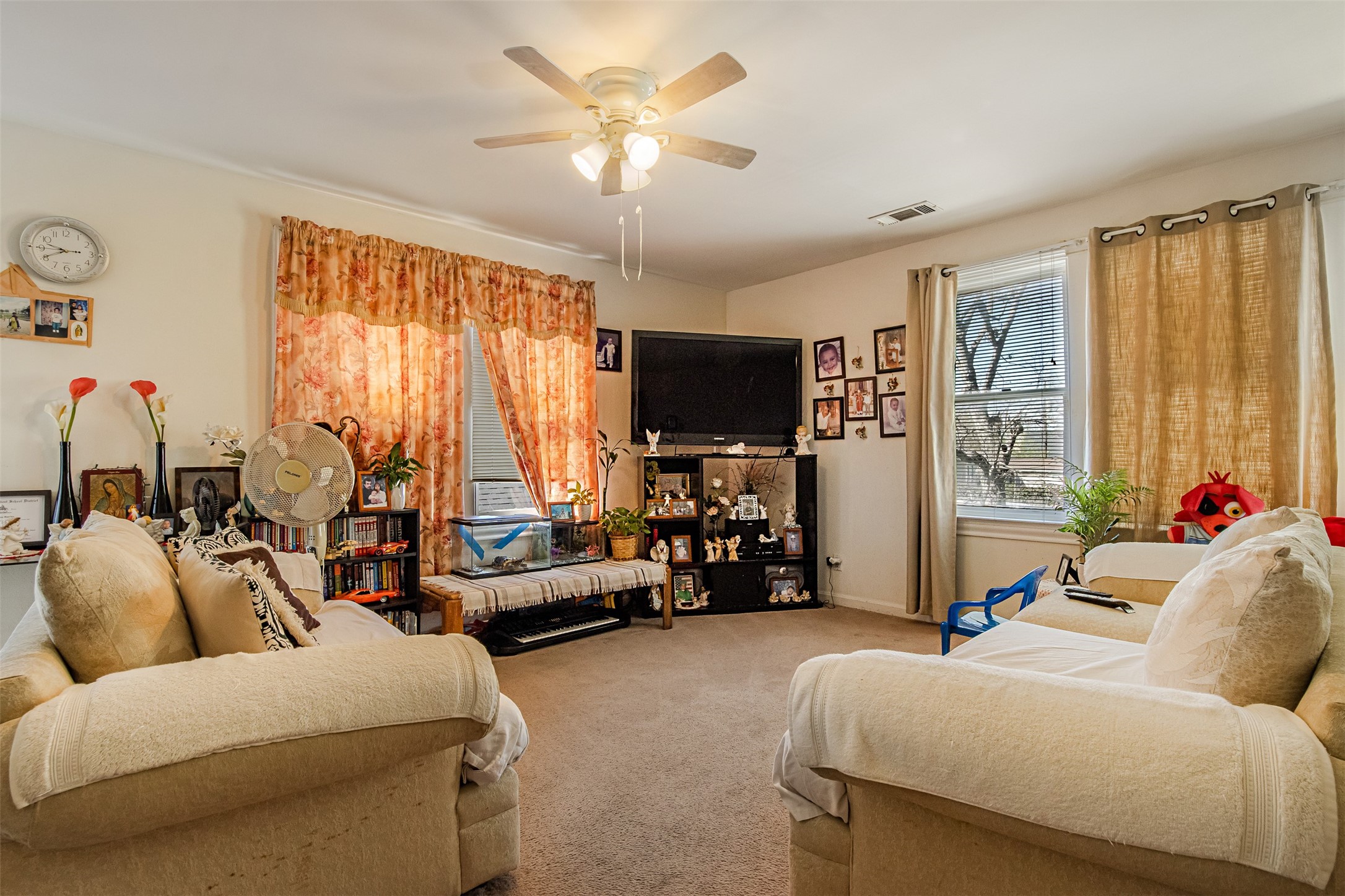 606 Enid Street, Unit 3 Houston, TX 77009 - Photo 33 of 42 a living room with furniture and a flat screen tv