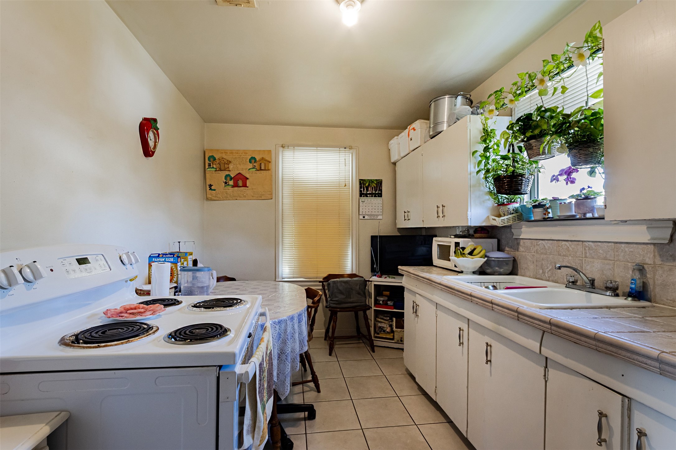 606 Enid Street, Unit 3 Houston, TX 77009 - Photo 37 of 42 a kitchen that has a sink and a stove in it