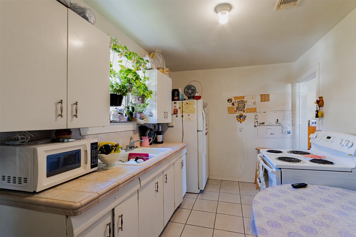 606 Enid Street, Unit 3 Houston, TX 77009 - Photo 38 of 42 a kitchen that has a sink and a stove in it