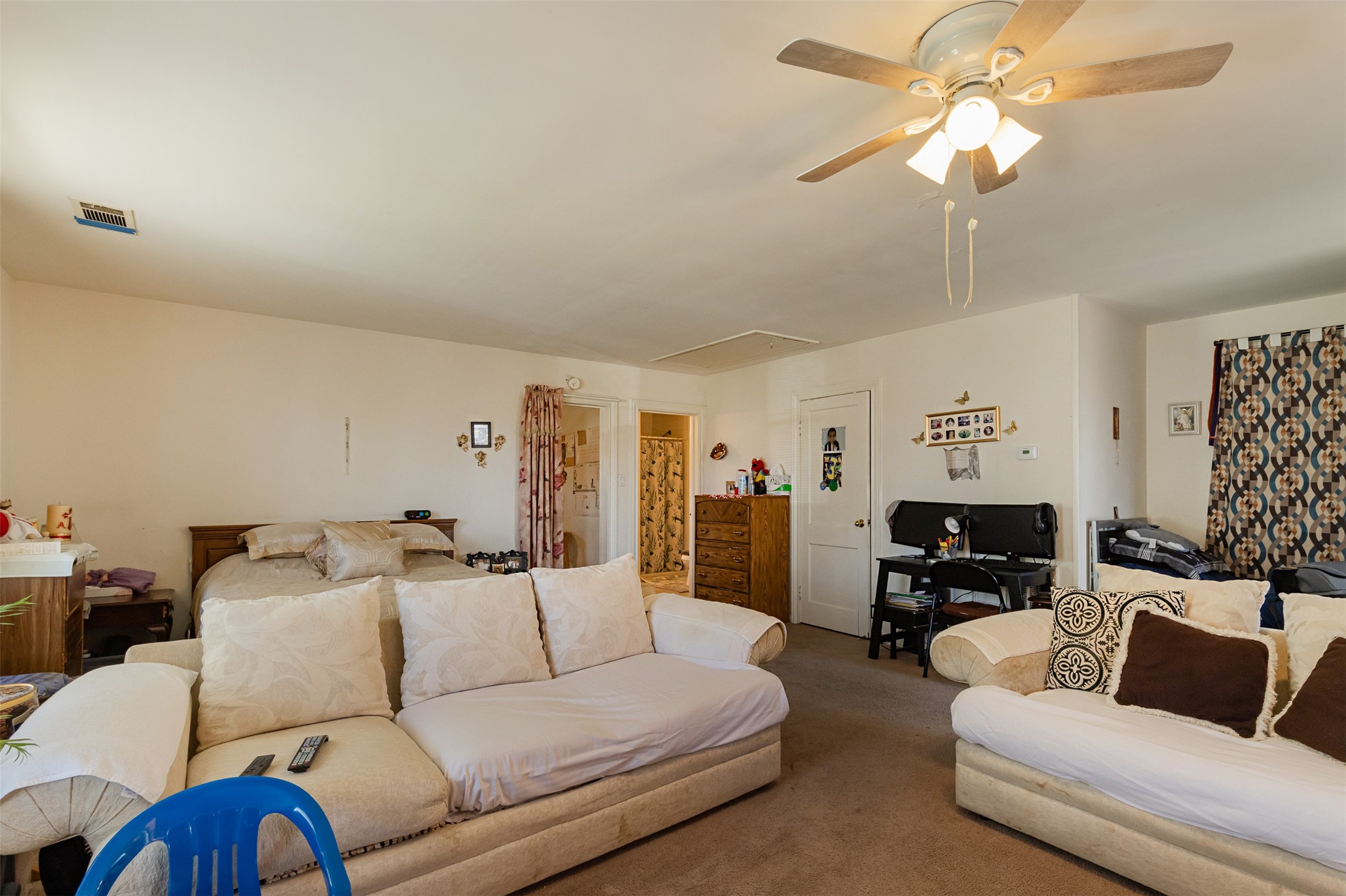 606 Enid Street, Unit 3 Houston, TX 77009 - Photo 40 of 42 a living room with furniture