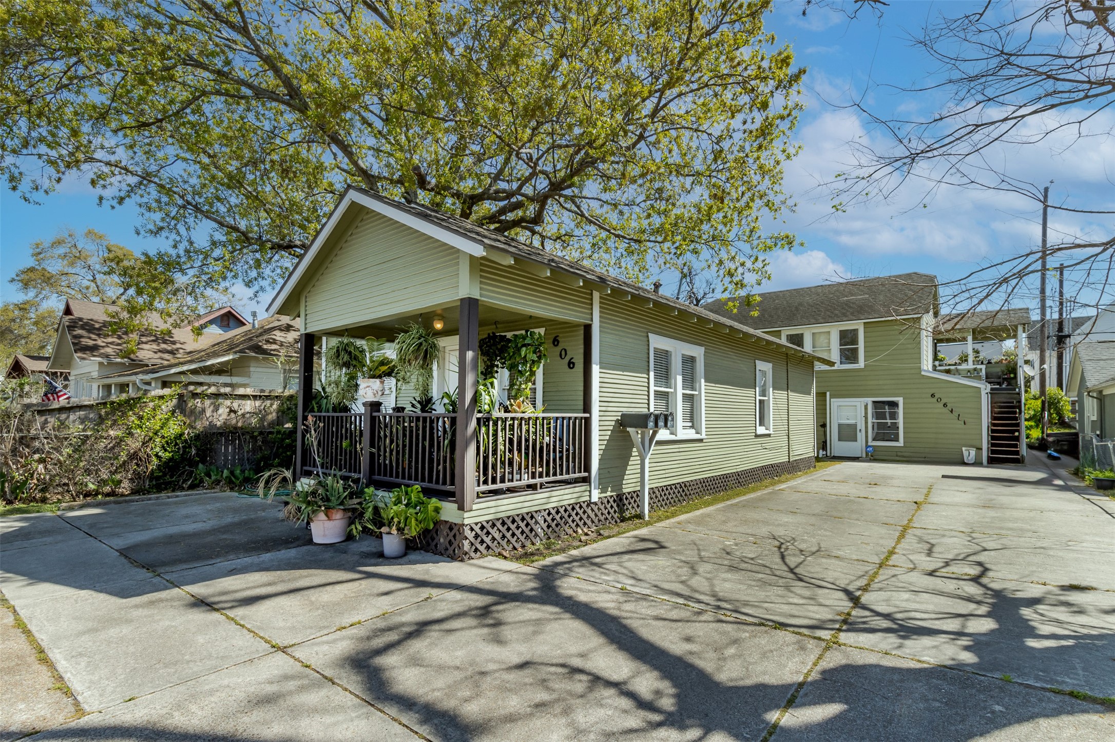 606 Enid Street, Unit 3 Houston, TX 77009 - Photo 42 of 42 a front view of a house with garden