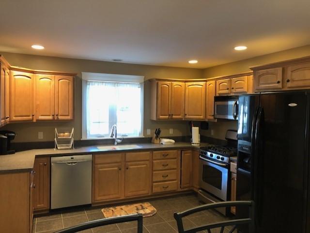 41 Sand Point Lane, Unit 41 Cumberland Foreside, ME 04110 - Photo 8 of 20 41 sandpoint kitchen2