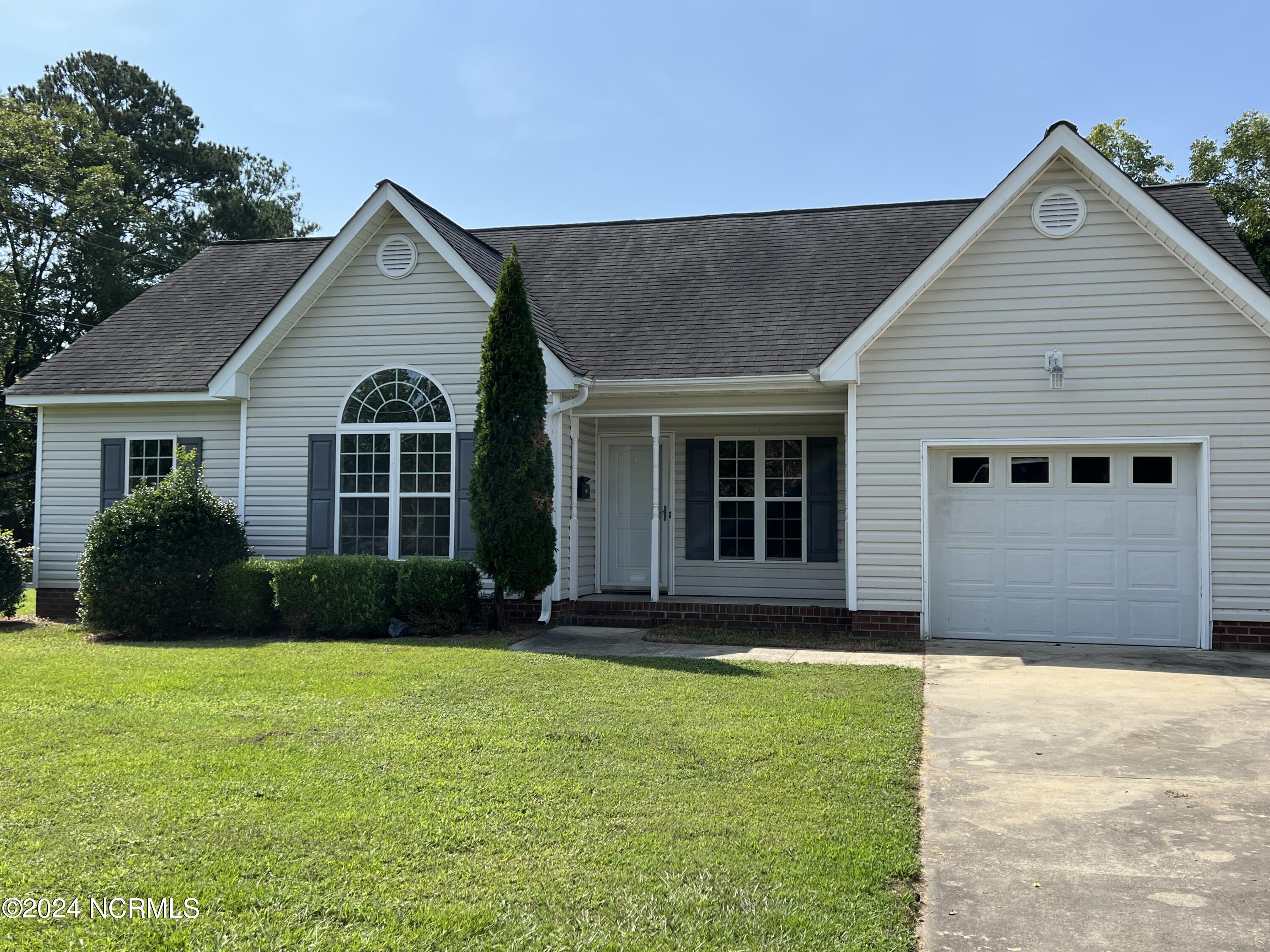 684 Second Street Ayden, NC 28513 - Photo 3 of 19 IMG_2119