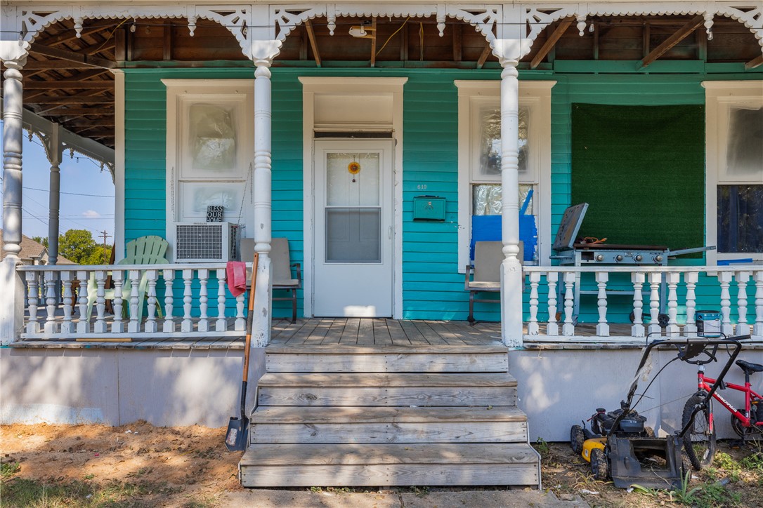 610 West Davis Street Hearne, TX 77859 - Photo 3 of 27 Entrance to property featuring covered porch