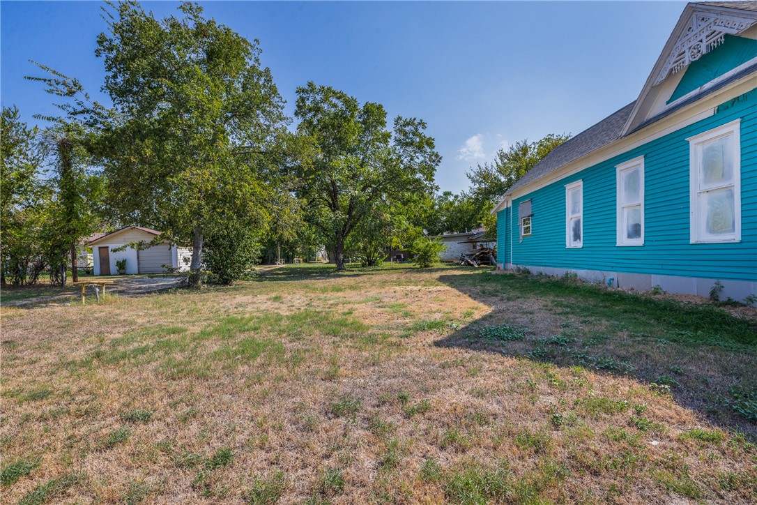 610 West Davis Street Hearne, TX 77859 - Photo 7 of 27 View of grassy yard