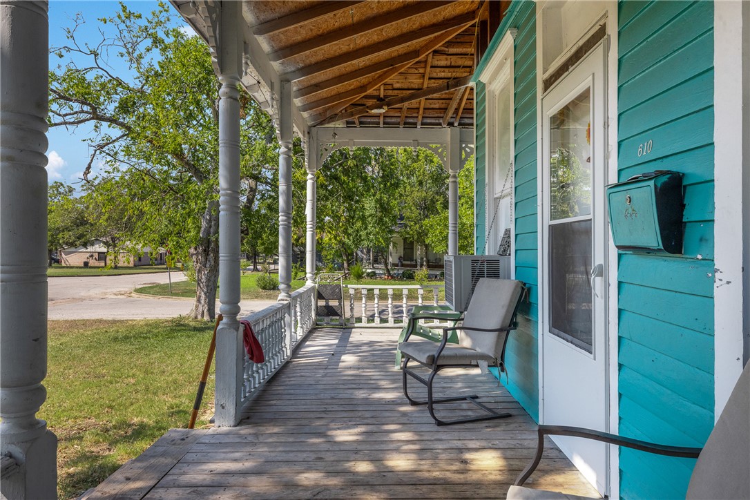 610 West Davis Street Hearne, TX 77859 - Photo 8 of 27 Wooden porch with a yard