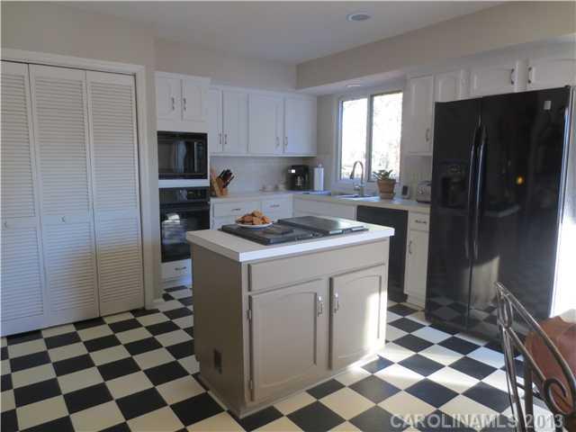 7801 Robin Crest Road, Unit 16 Charlotte, NC 28226 - Photo 6 of 12 Gallery Image 6