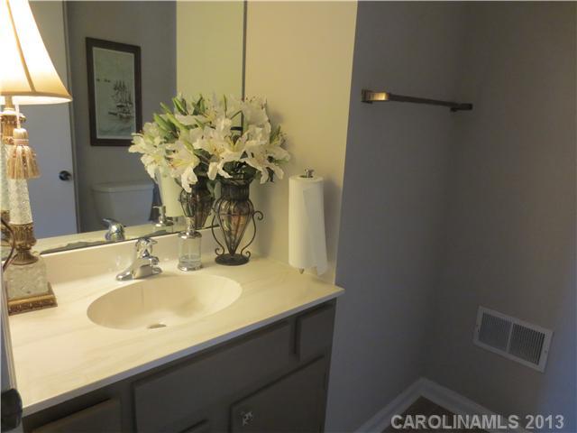 7801 Robin Crest Road, Unit 16 Charlotte, NC 28226 - Photo 7 of 12 Gallery Image 7