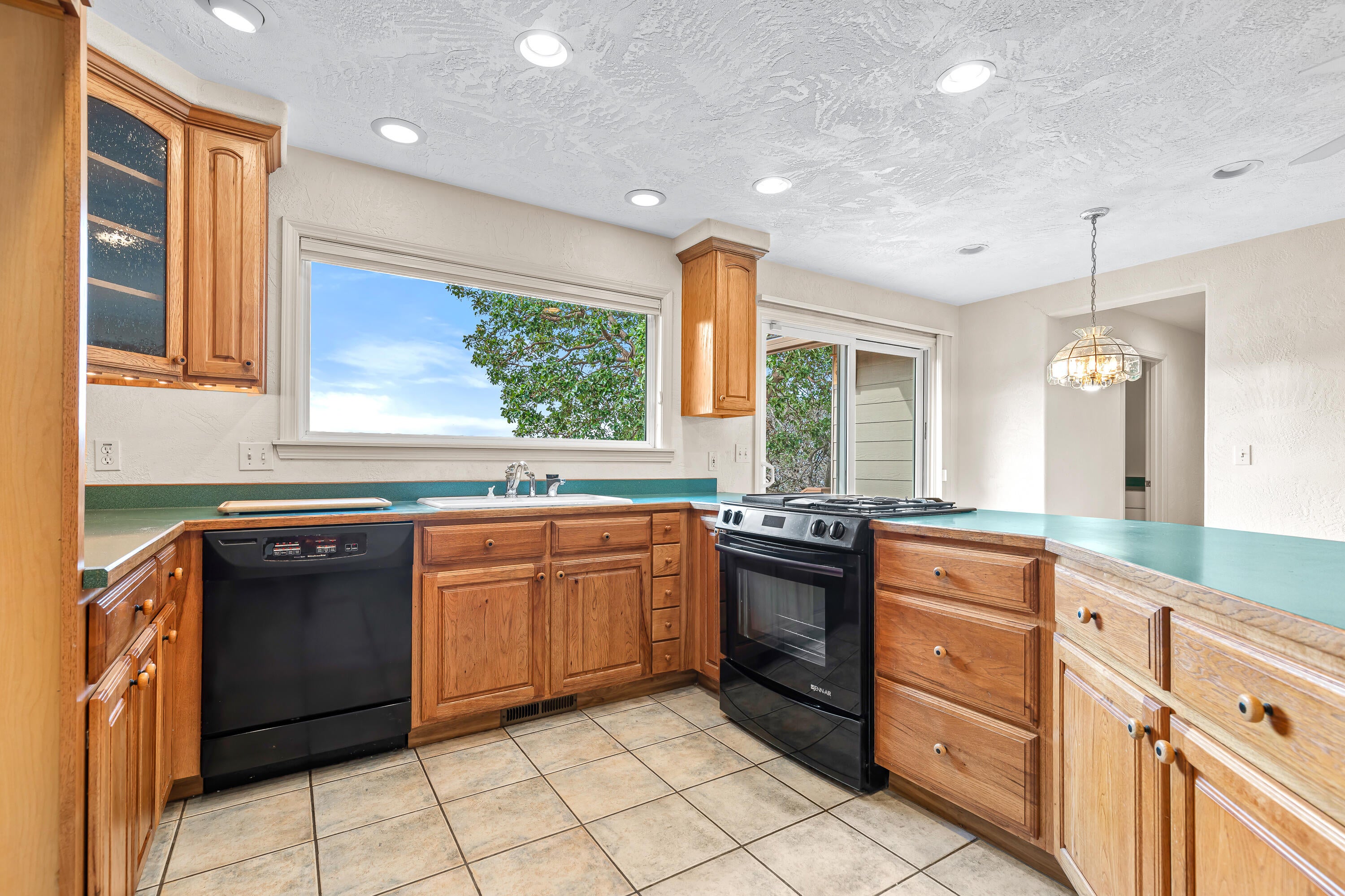 6550 Hillcrest Road Medford, OR 97504 - Photo 15 of 62 Kitchen