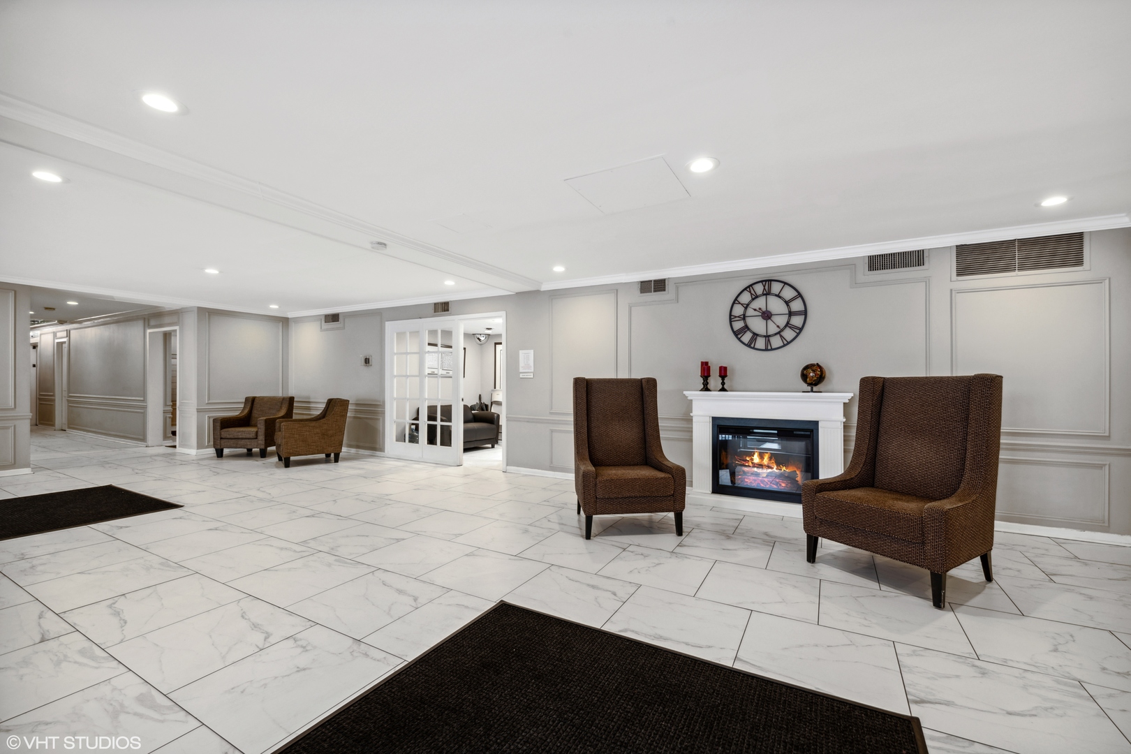 2909 North Sheridan Road, Unit 1711 Chicago, IL 60657 - Photo 2 of 14 a view of a livingroom with furniture and a flat screen tv