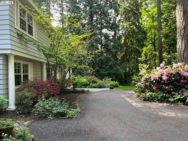 650 Southwest Glen Road Portland, OR 97219 - Photo 2 of 41 Gallery Image 2