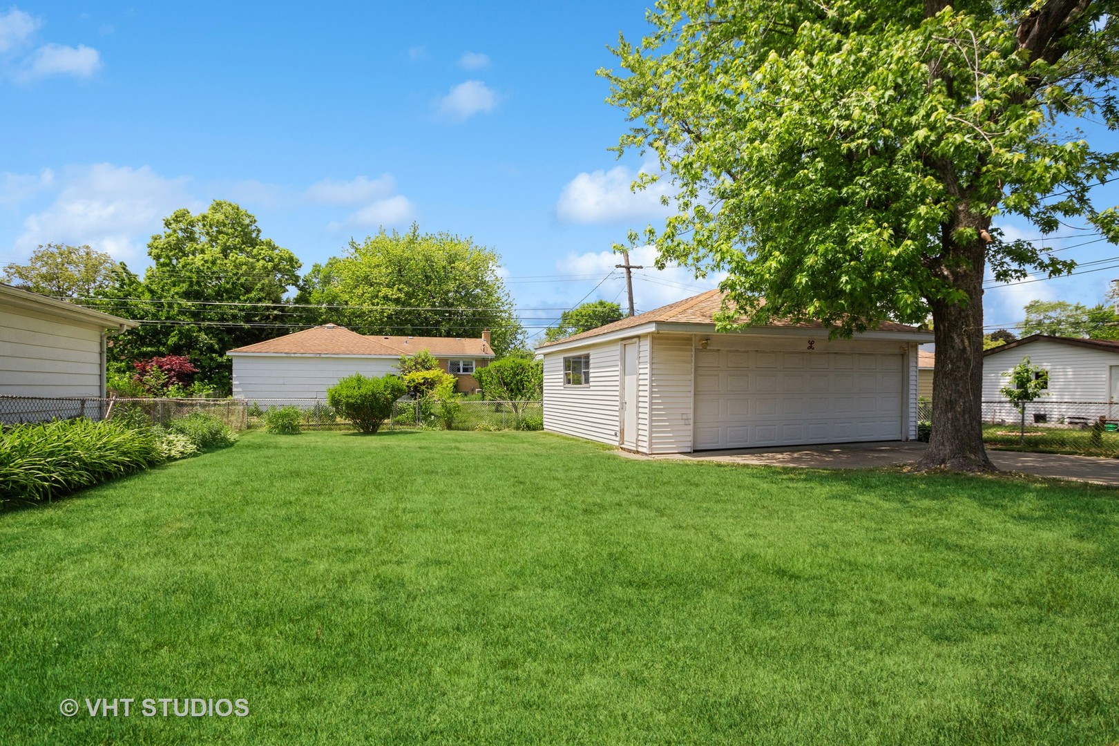 556 Pinehurst Drive Des Plaines, IL 60016 - Photo 17 of 18 a backyard of a house with lots of green space