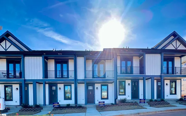 $425,900 | 9 Hawthorne Lane, Unit 105, Greenville, SC 29605