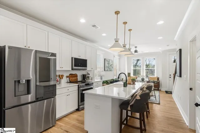 $425,900 | 9 Hawthorne Lane, Unit 105, Greenville, SC 29605