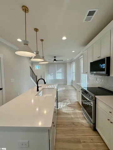 $425,900 | 9 Hawthorne Lane, Unit 105, Greenville, SC 29605