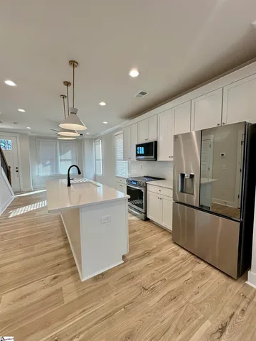 $425,900 | 9 Hawthorne Lane, Unit 105, Greenville, SC 29605