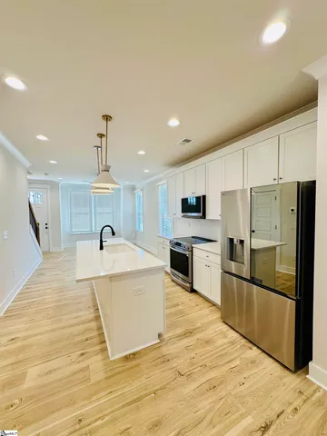 $425,900 | 9 Hawthorne Lane, Unit 105, Greenville, SC 29605