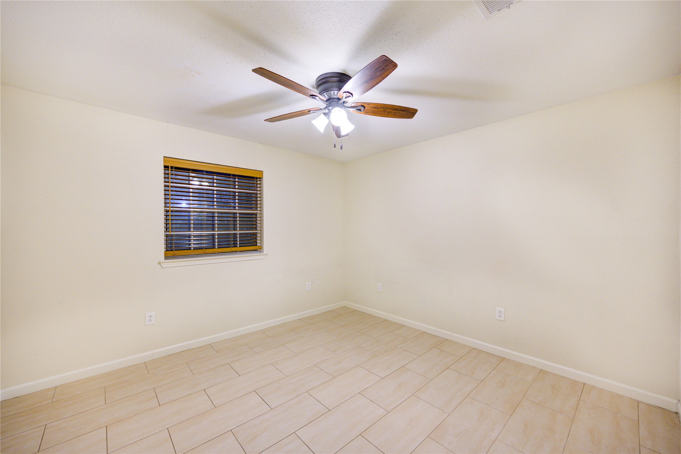 2807 Verhalen Avenue Houston, TX 77039 - Photo 17 of 25 Bedroom 3