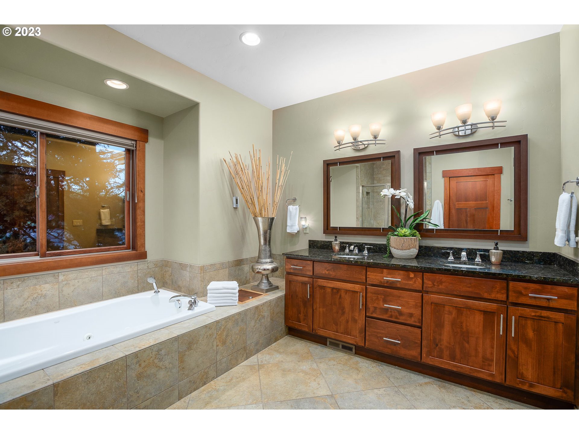 1575 Nunamaker Road Hood River, OR 97031 - Photo 19 of 48 a bathroom with a tub sink and mirror