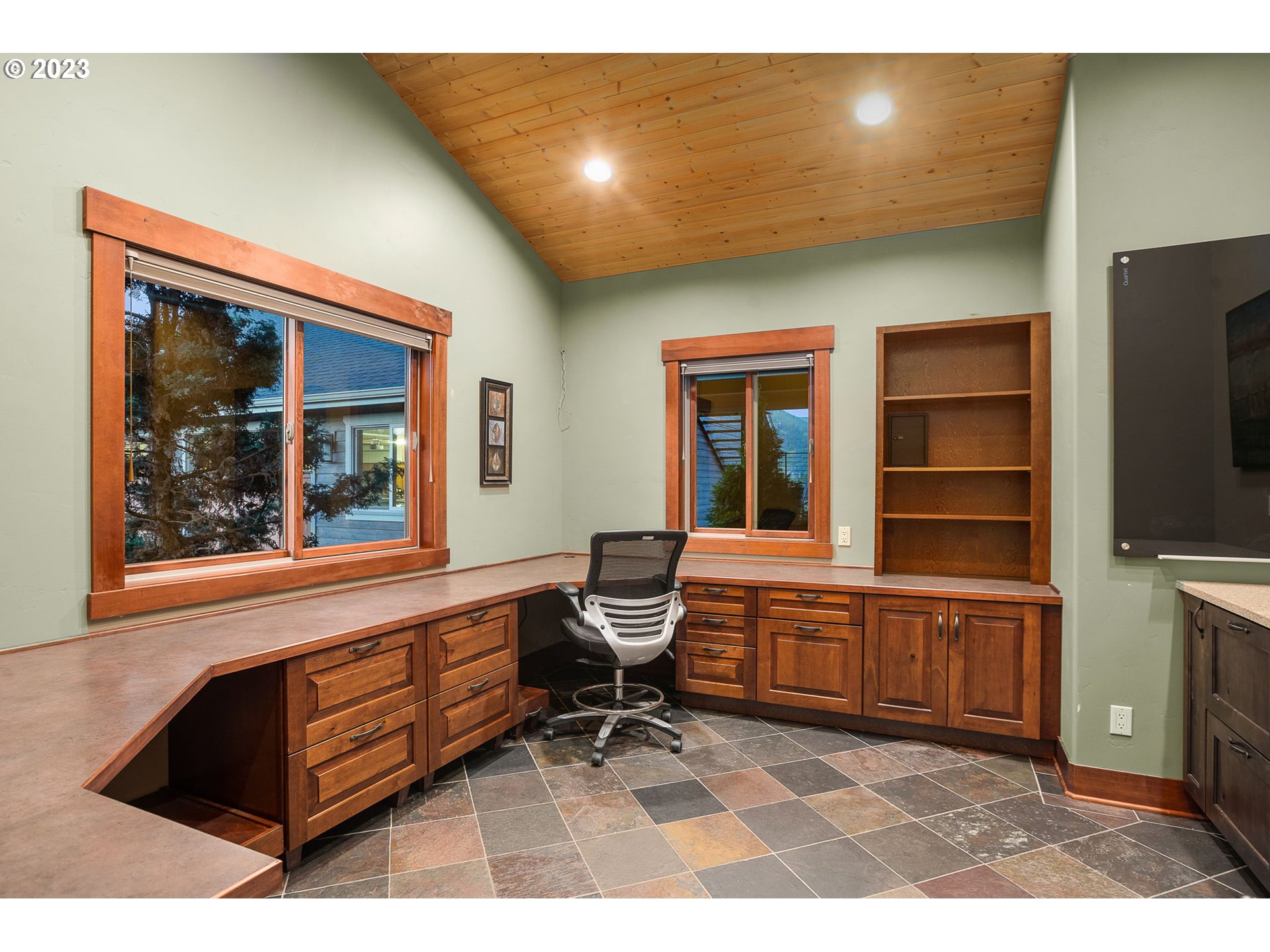 1575 Nunamaker Road Hood River, OR 97031 - Photo 21 of 48 a living room with furniture flat screen tv and outdoor view