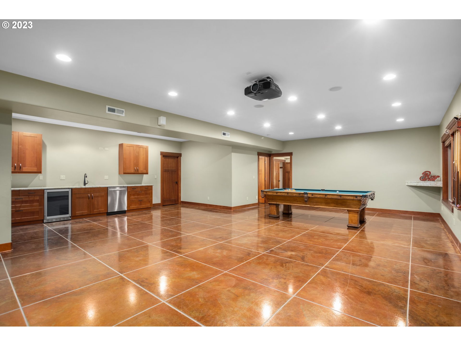 1575 Nunamaker Road Hood River, OR 97031 - Photo 24 of 48 a room with gym equipment and a rug