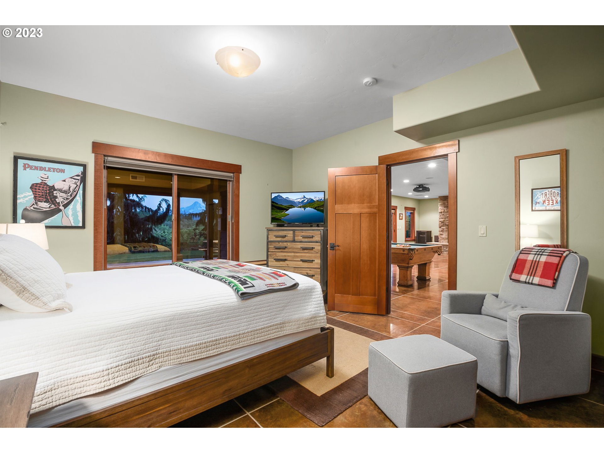 1575 Nunamaker Road Hood River, OR 97031 - Photo 25 of 48 a bedroom with a bed and a couch