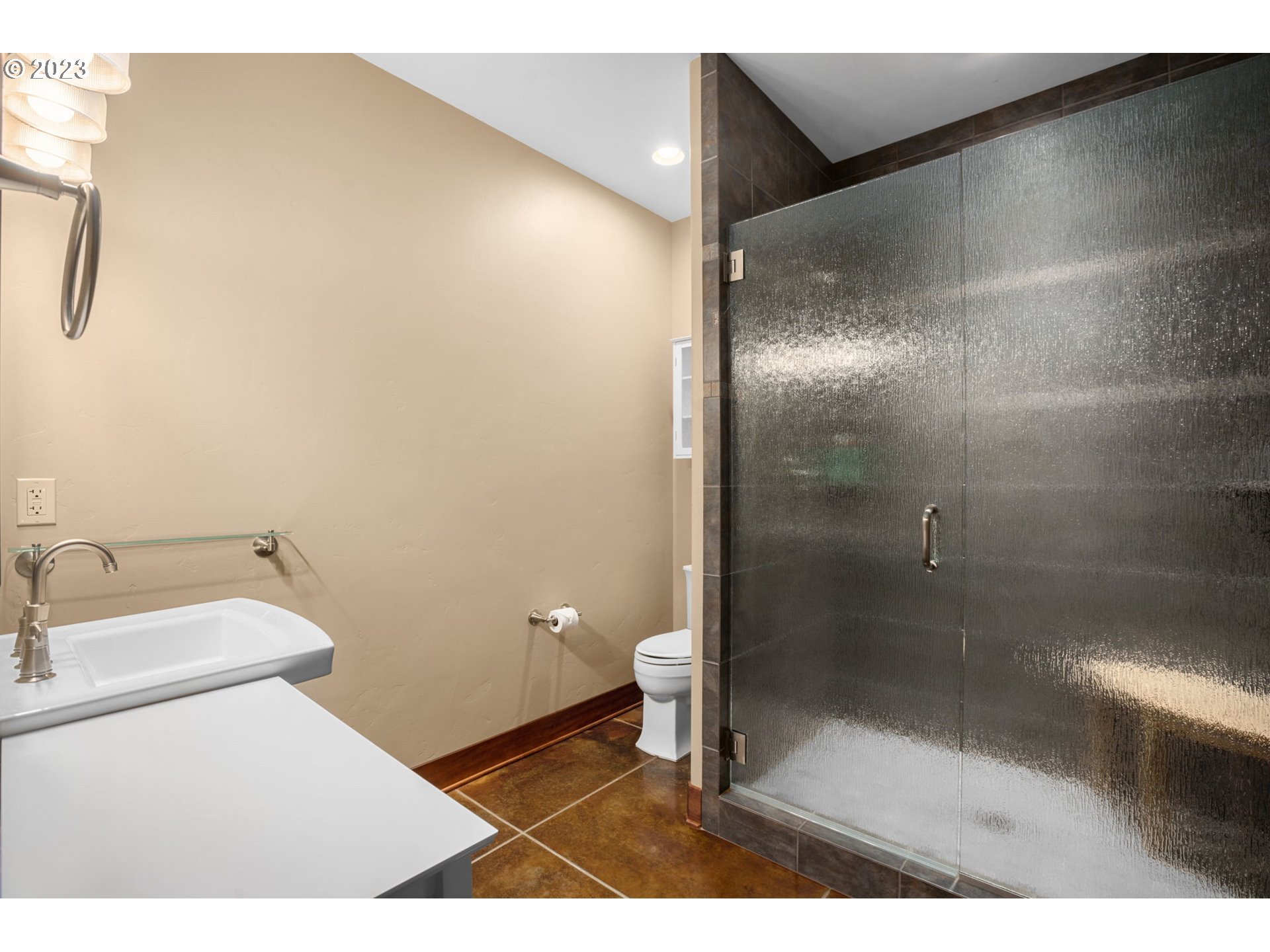 1575 Nunamaker Road Hood River, OR 97031 - Photo 26 of 48 a bathroom with a sink and a toilet