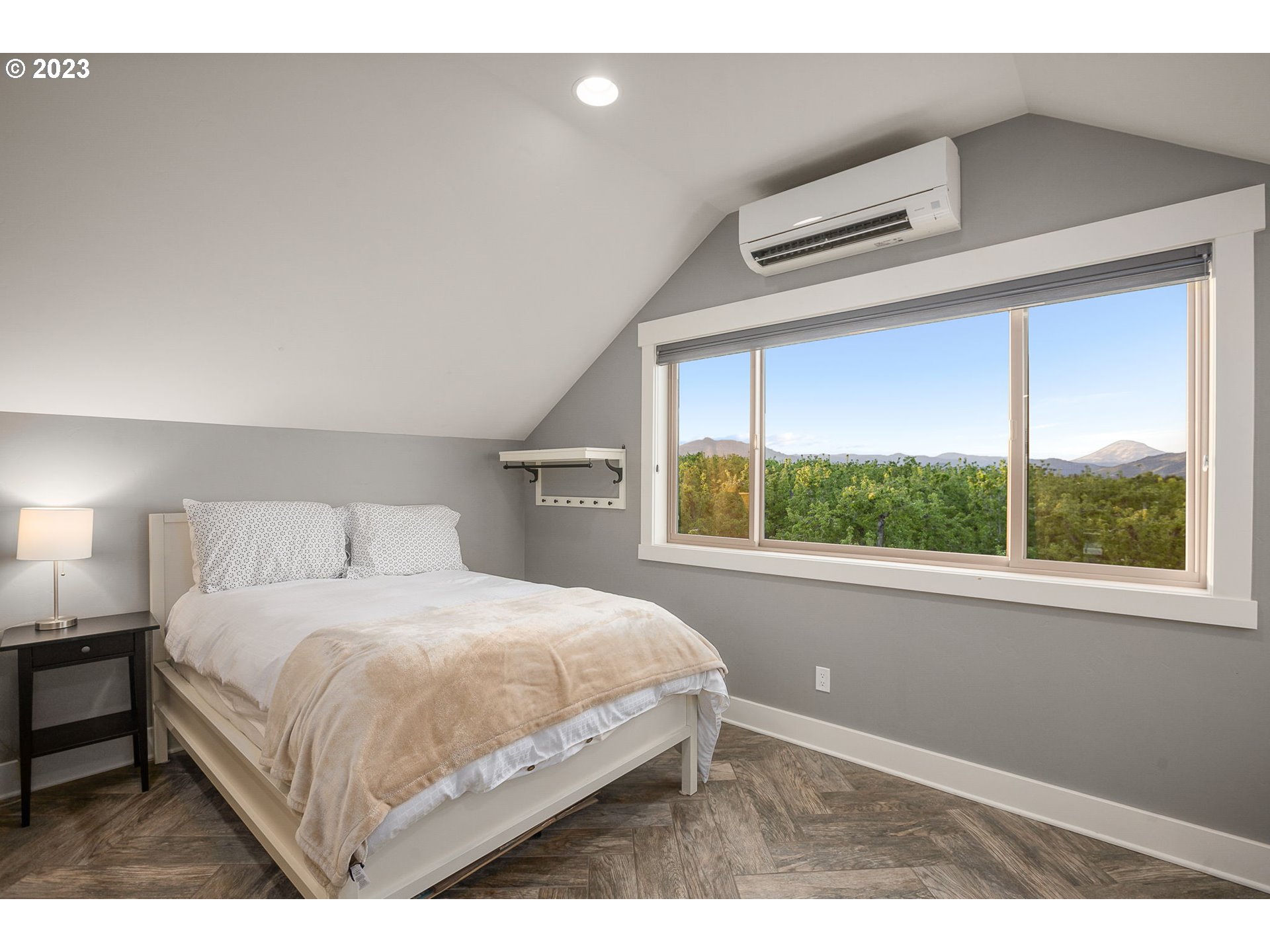 1575 Nunamaker Road Hood River, OR 97031 - Photo 30 of 48 a bedroom with a bed next to a window