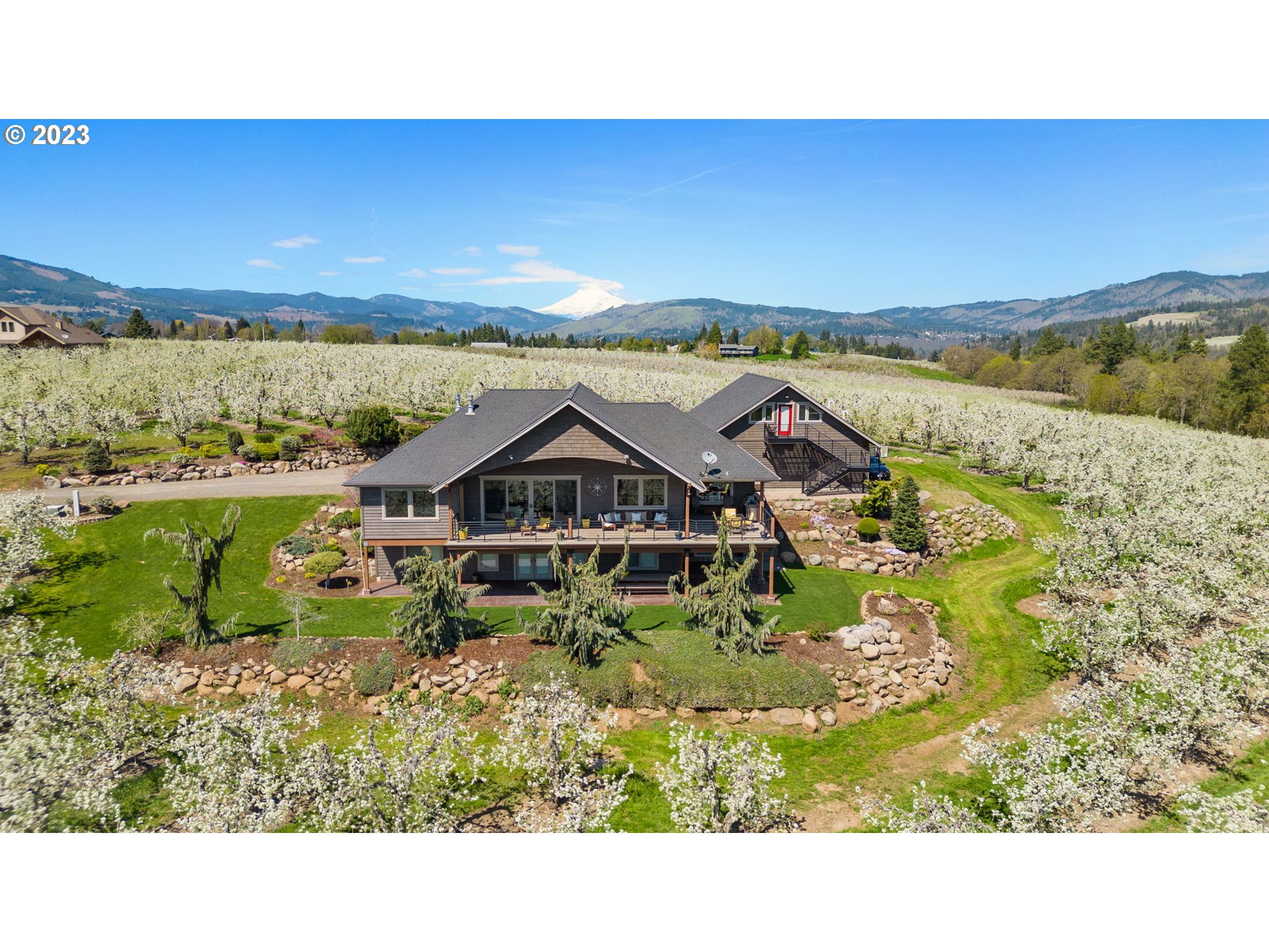 1575 Nunamaker Road Hood River, OR 97031 - Photo 32 of 48 a view of a city