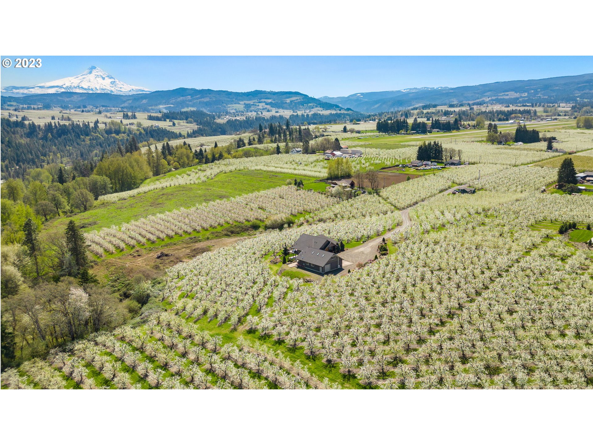 1575 Nunamaker Road Hood River, OR 97031 - Photo 43 of 48 a view of an ocean and a mountain