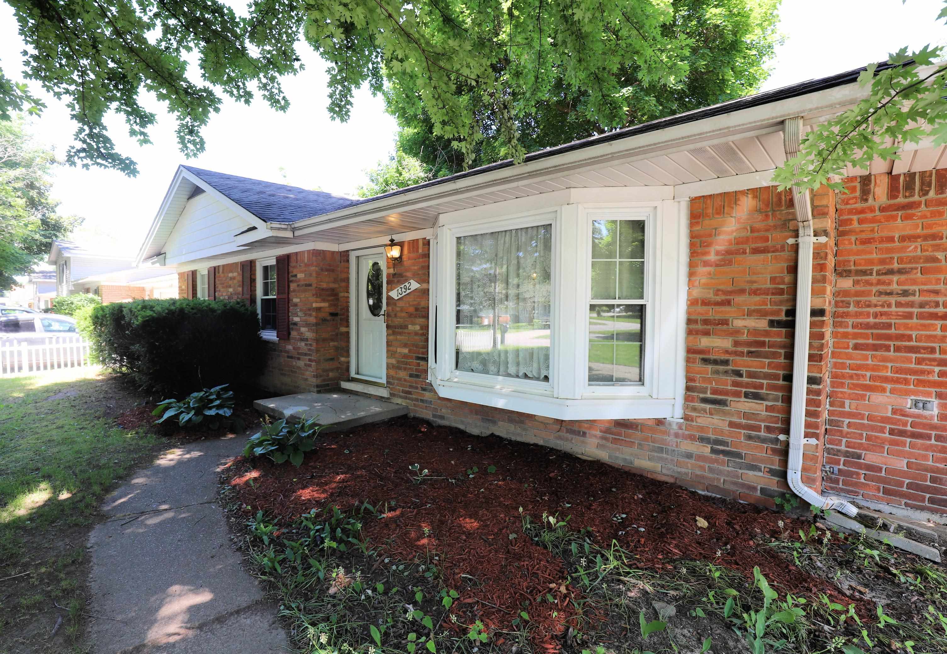 1392 West Judd Road Flint, MI 48507 - Photo 2 of 26 50145155-ca016daf-162c-414b-b27b-b5005d2e58c7.JPG