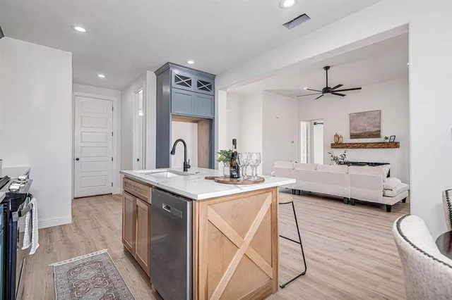 a view of a back yard