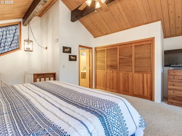 a bathroom with a sink vanity and a mirror