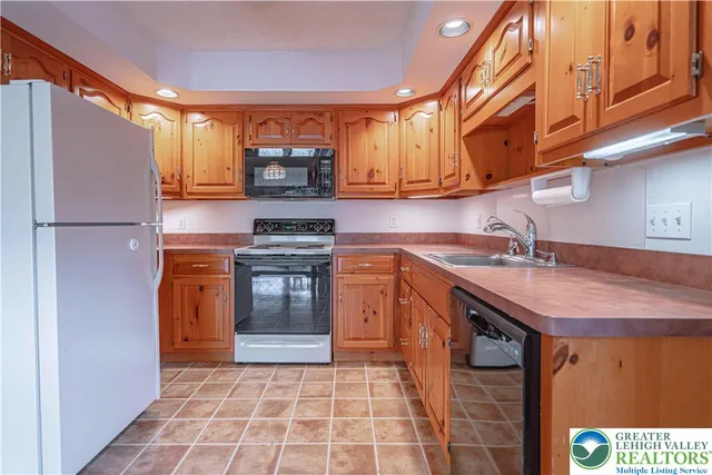 $2,400 | 125 Cornerstone Place, Whitehall, PA 18052