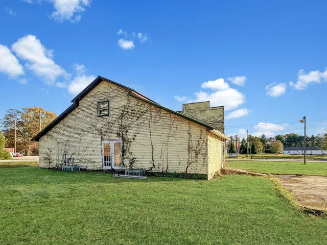 a view of a house with backyard