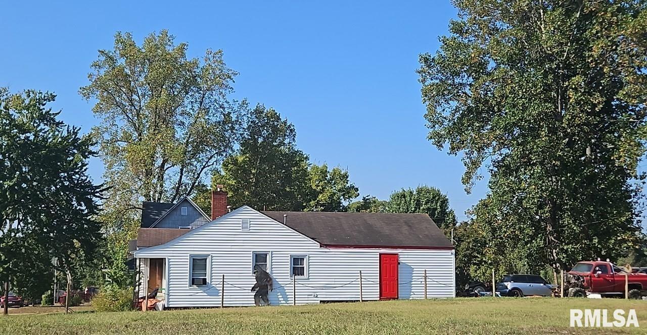 557 3rd Street Rosiclare, IL 62982 - Photo 4 of 5 a front view of a house with a yard